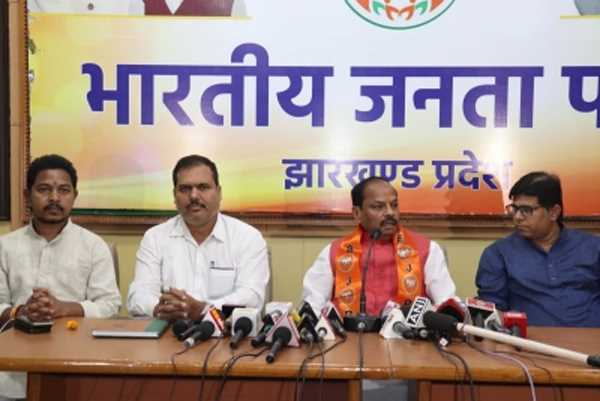 सीएम हेमंत सोरेन ने पत्नी के नाम पर गलत तरीके से जमीन आवंटित करायी, प्रेस सलाहकार को दिलायी खदान : रघुवर सीएम हेमंत सोरेन ने पत्नी के नाम पर गलत तरीके से जमीन आवंटित करायी, प्रेस सलाहकार को दिलायी खदान : रघुवर